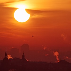 Nakousnuté Slunce vychází nad Prahou