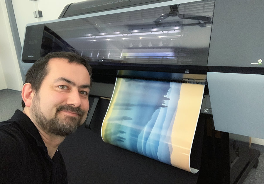 Petr Pazour s velkoformátovou tiskárnou EPSON.